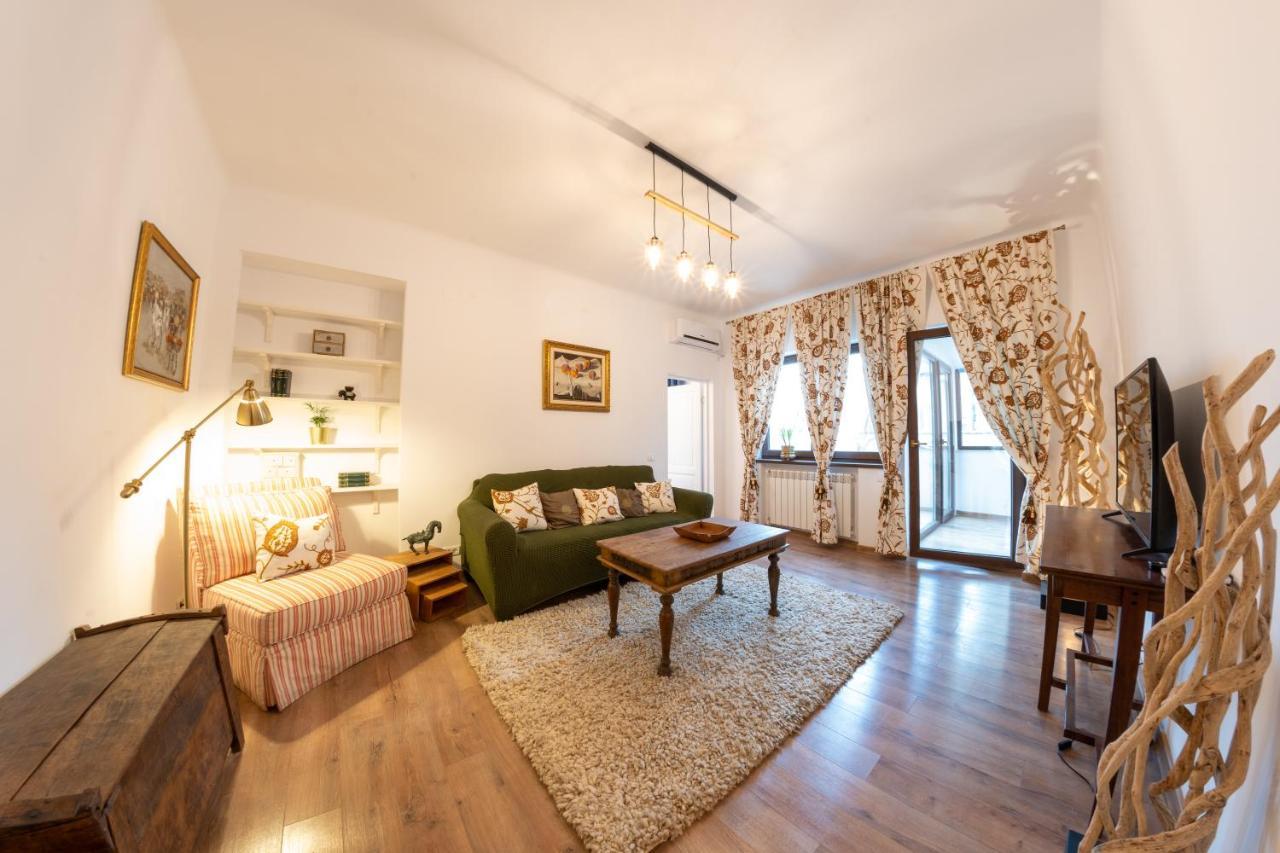 Theatre Rooftop Apartment With Patio Bucarest Esterno foto