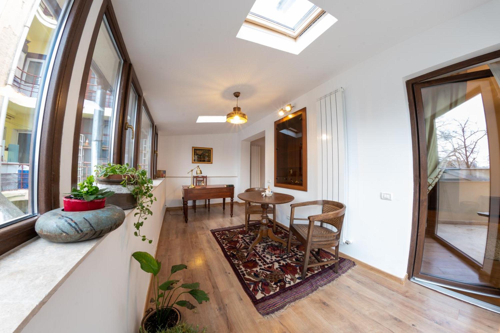Theatre Rooftop Apartment With Patio Bucarest Esterno foto